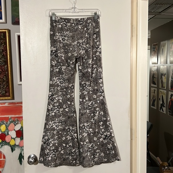 Hot Kiss gray/white floral bell bottom leggings - Picture 5 of 8